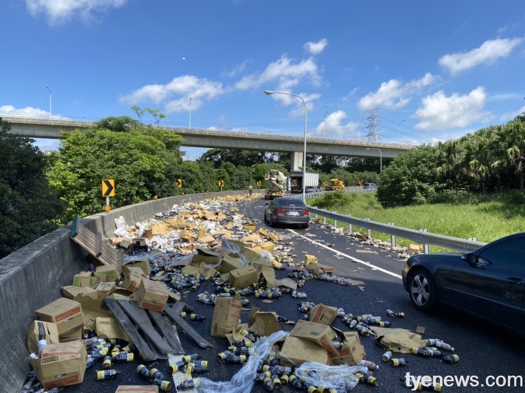 疑貨物未綑綁牢固 機場系統匝道啤酒飲料掉滿地