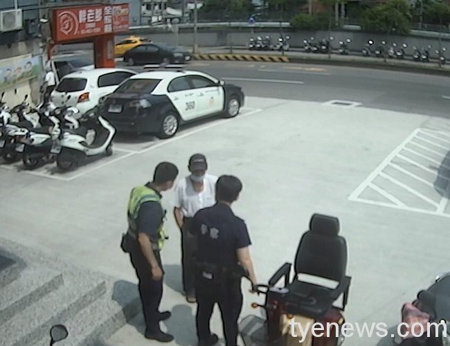 失智翁烈日曝曬呆坐路邊 內壢派出所護送回家 S 125509667