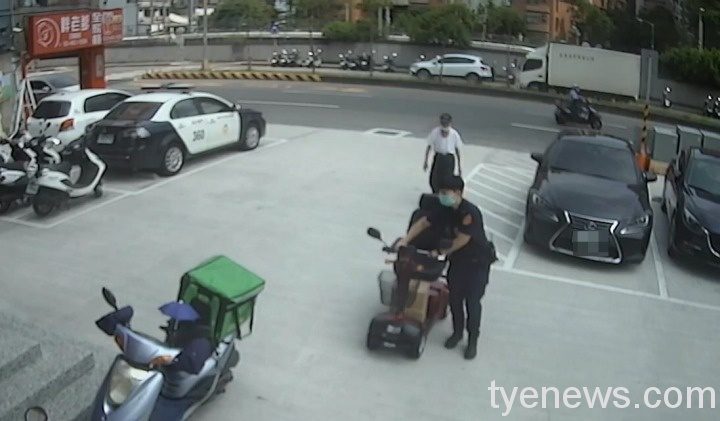 失智翁烈日曝曬呆坐路邊 內壢派出所護送回家 S 125509669