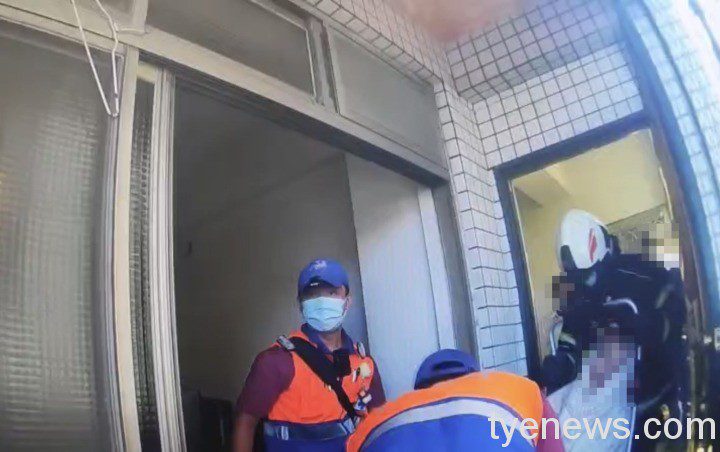 婦擔心老友未出門發生意外 警消破門見倒臥命懸一線 S 126599373