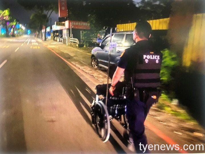 病男頓失雙親神智恍惚 深夜坐輪椅外出呆坐路旁 S 127254533