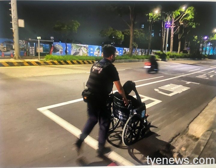 病男頓失雙親神智恍惚 深夜坐輪椅外出呆坐路旁 S 127254534