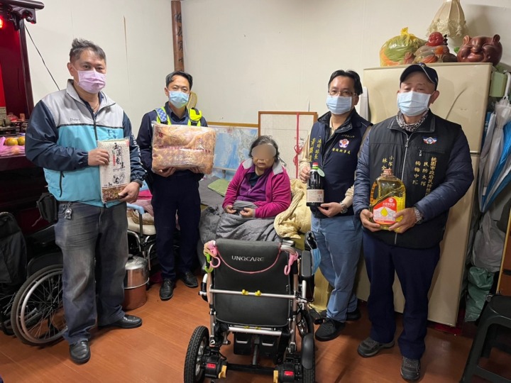 草楠派出所關懷弱勢民眾 贈物資助溫暖過年 S 1278333