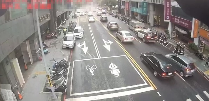 龍興所警巡邏遇臨盆孕婦 協助開道迎四寶 S 128491568