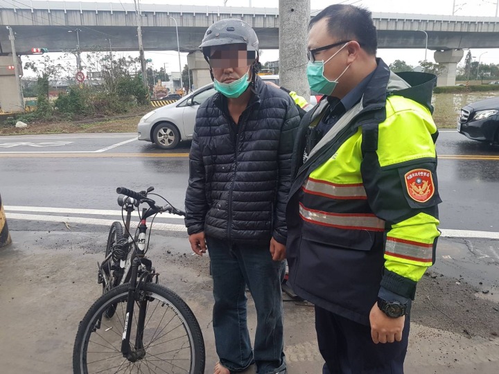 男子負氣離家失蹤2個禮拜 巡邏警發現他全身濕蹲路邊 S 1294476