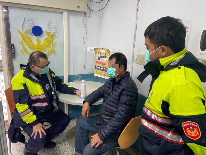 男子負氣離家失蹤2個禮拜 巡邏警發現他全身濕蹲路邊 S 1294477