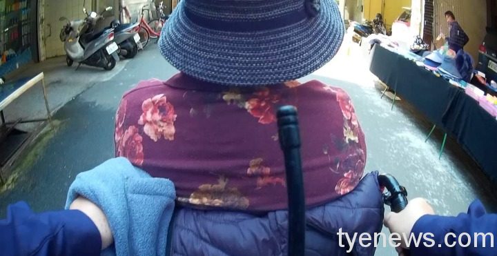 【有片】年邁夫高血壓昏厥嚇壞輪椅妻 警即時救助 S 130195628 0