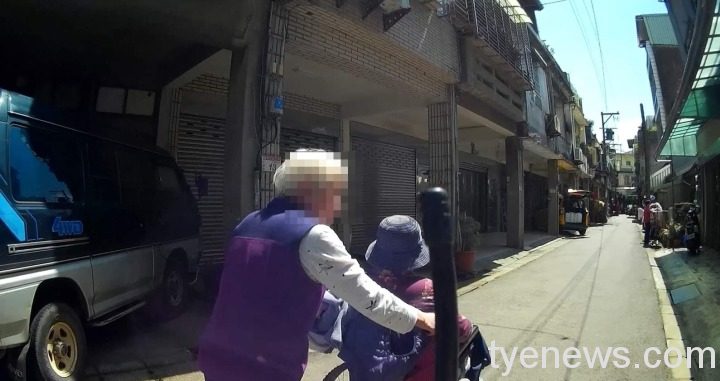【有片】年邁夫高血壓昏厥嚇壞輪椅妻 警即時救助 S 130195630