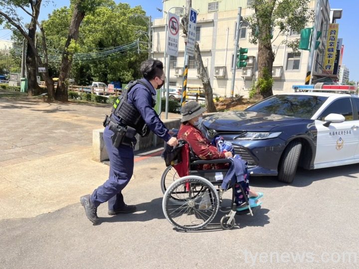 【有片】年邁夫高血壓昏厥嚇壞輪椅妻 警即時救助 S 130195631