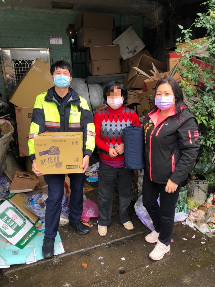 S__1302587 幼獅派出所與高榮里里長陳秀雲分送愛心物資。圖:楊梅警分局提供