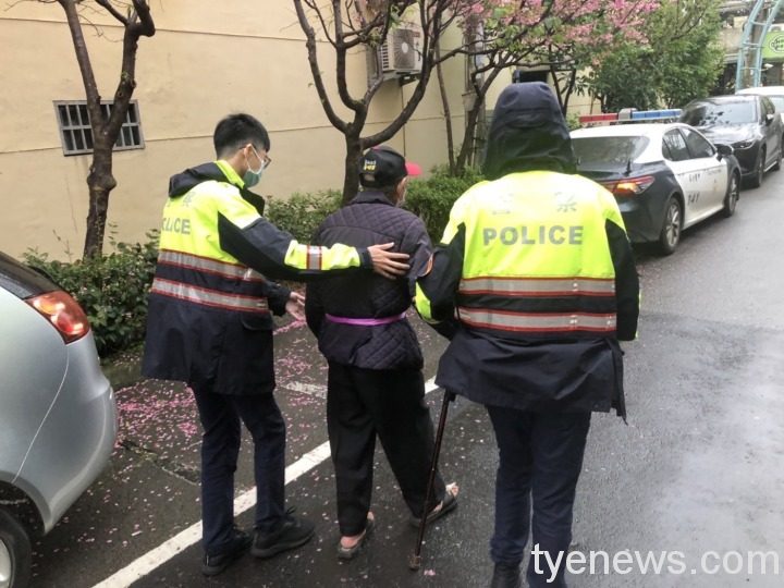 百歲獨居翁散步迷途 雙腳無力累癱民眾報案 S 130588773