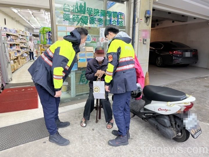 百歲獨居翁散步迷途 雙腳無力累癱民眾報案 S 130588775