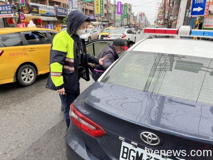 百歲獨居翁散步迷途 雙腳無力累癱民眾報案 S 130588777