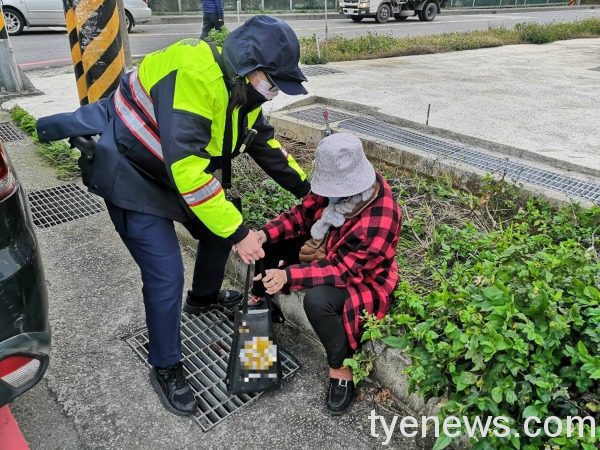 老嫗臉色蒼白蹲坐路旁 龍潭派出所細心照料助返家 S 14581949