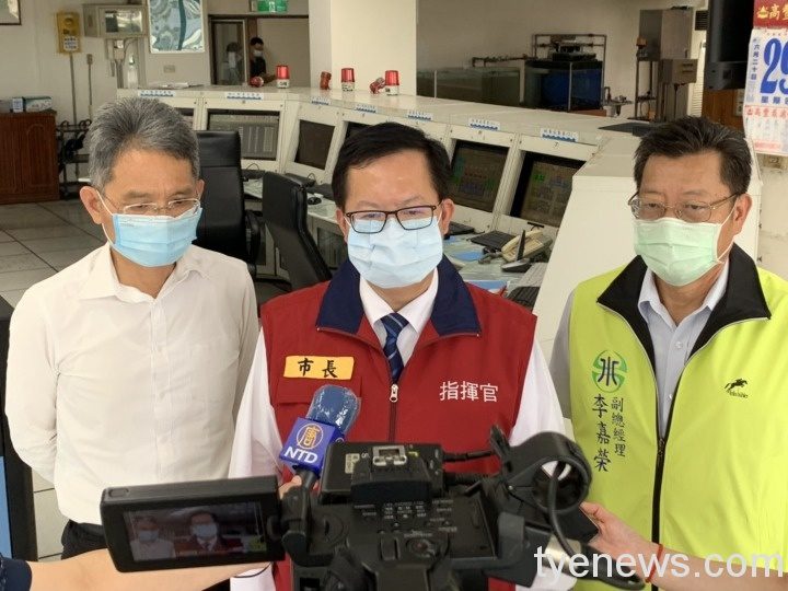 市長鄭文燦於29日前往視察平鎮給水廠。圖:經發局提供 市長鄭文燦於29日前往視察平鎮給水廠。圖:經發局提供