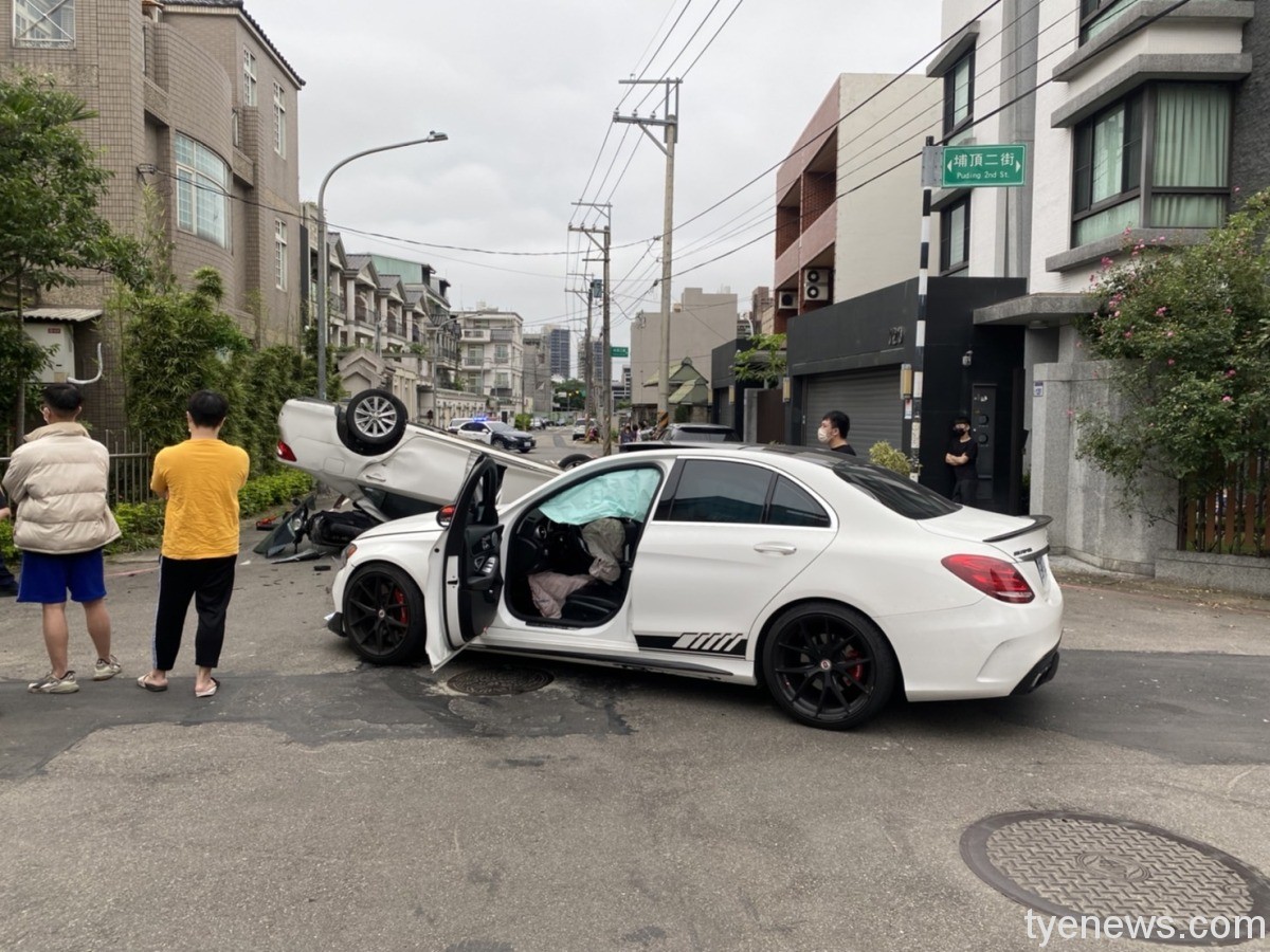 【有片】飛來橫禍!路口遇自小客擦撞 騎士無端遭車「砸」傷 S 147365968