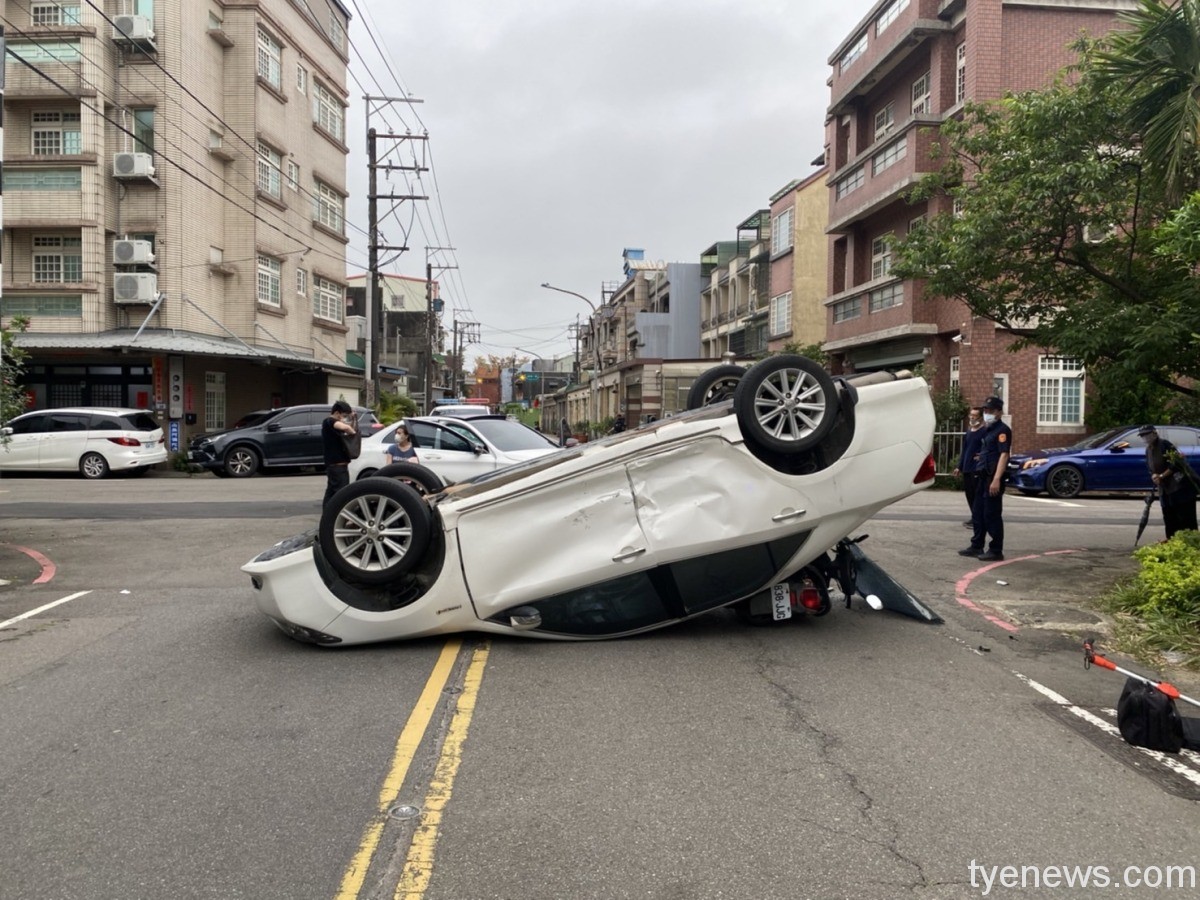 【有片】飛來橫禍!路口遇自小客擦撞 騎士無端遭車「砸」傷 S 147365974