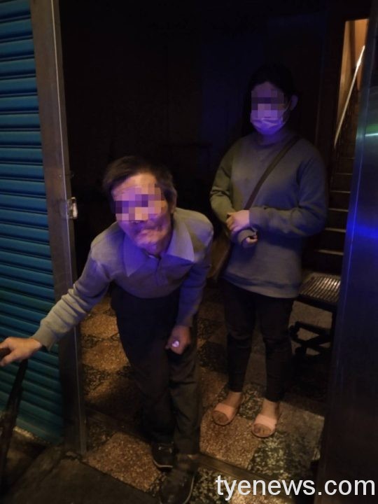 行動不便老翁獨行 楊梅警貼心護送返家