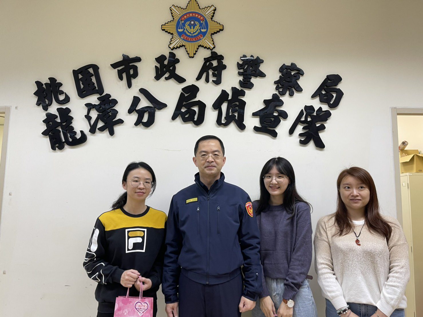 龍潭警分局長慰勉女性同仁溫馨贈禮 祝賀38婦女節 S 14819368