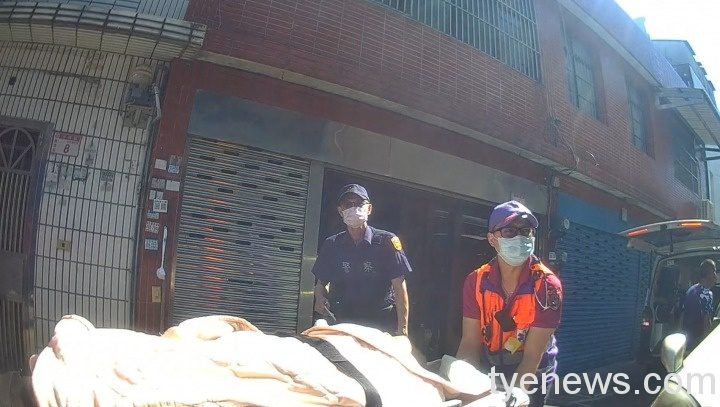 9旬獨居老翁倒臥家中 鄰居發現報警救援 S 15261748
