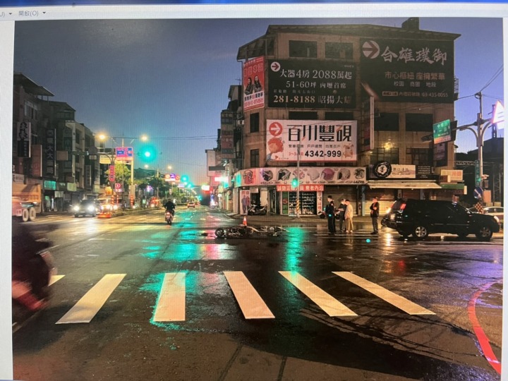 S__158589092 蔡姓男子所騎乘的機車發生擦撞,騎士在撞擊後被噴飛倒地,機車瞬間起火燃燒。圖:諶志明翻攝