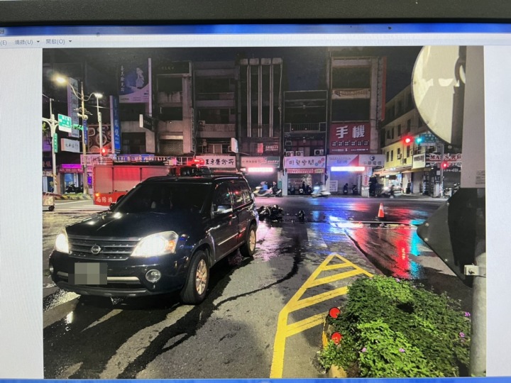 S__158589096 蔡姓男子所騎乘的機車發生擦撞,騎士在撞擊後被噴飛倒地,機車瞬間起火燃燒。圖:諶志明翻攝