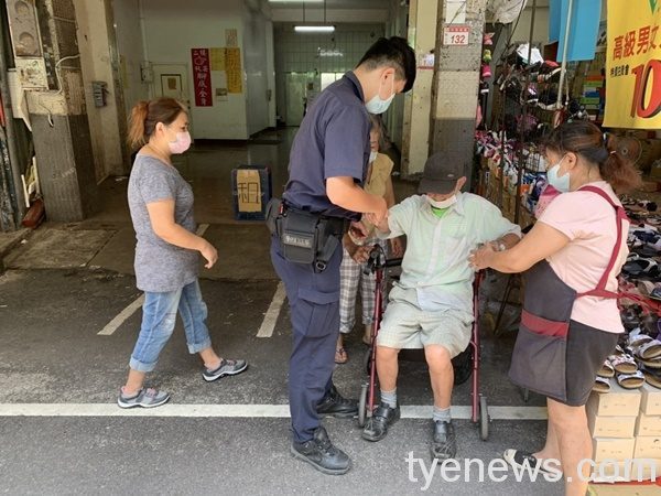 9旬老翁逛市場暈眩倒地 龜山警獲報協助送醫救治 9旬老翁獨逛市場昏倒 龜山警協助送醫。圖:龜山派出所提供