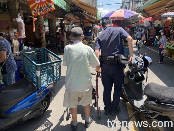 9旬老翁逛市場暈眩倒地 龜山警獲報協助送醫救治 夏季天氣炎熱,外出應適時補充水分及充分的休息。圖:龜山派出所提供