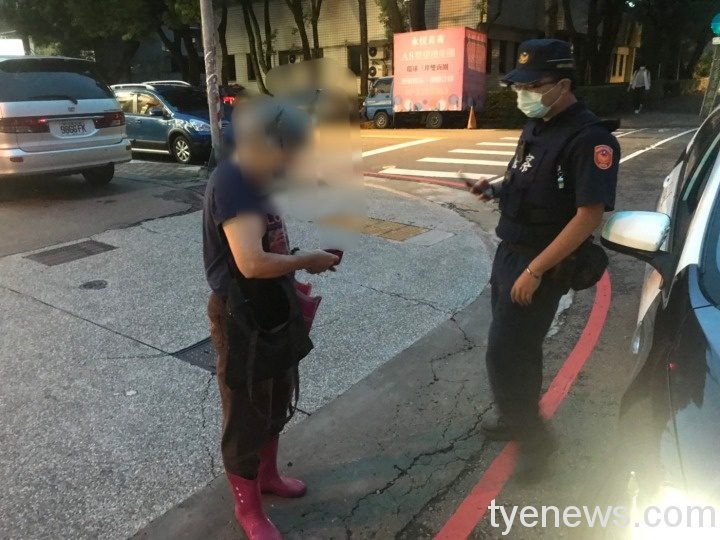 身障婦迷途慌張停路邊 車水馬龍險象環生。圖:警方提供 身障婦迷途慌張停路邊 車水馬龍險象環生。圖:警方提供