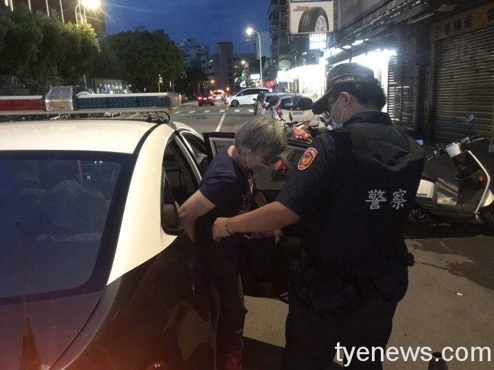 身障婦迷途慌張停路邊 車水馬龍險象環生。圖:警方提供 身障婦迷途慌張停路邊 車水馬龍險象環生。圖:警方提供