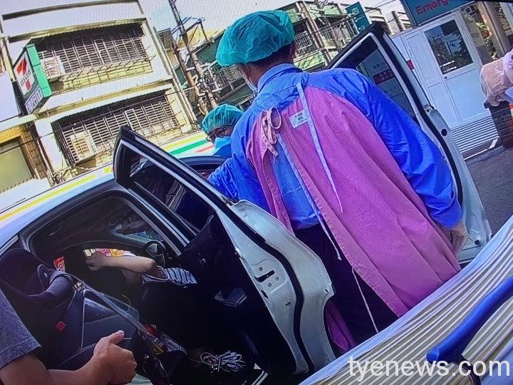 【有片】丈夫載妻到醫院生產卡車流 巧遇警車敲窗求開道 S 164806662