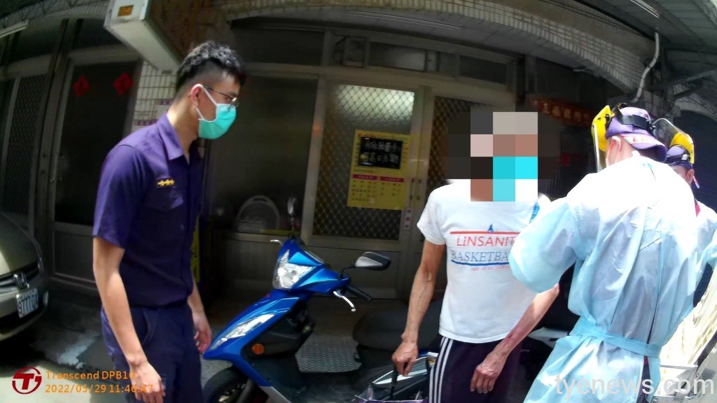 中風後意志消沉天天醉 八德警助路倒男子送醫 S 1654911