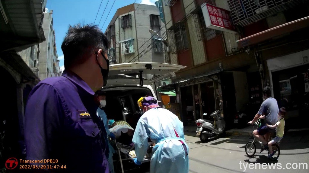 中風後意志消沉天天醉 八德警助路倒男子送醫 S 1654916