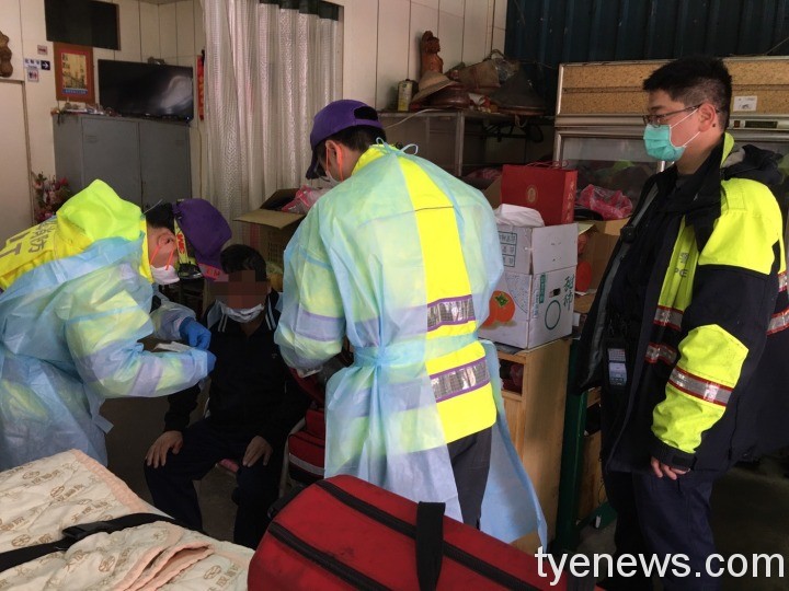 楊梅富岡警驚見老翁跌倒頭流血 助保暖送醫 S 1671192