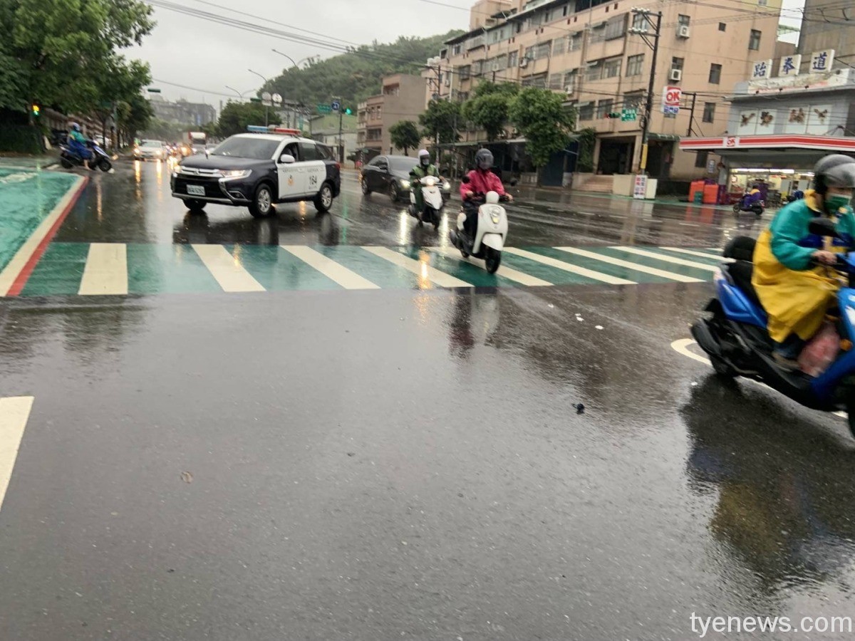 龜山學童過馬路機車連環撞 熱心民眾協助安撫 S 17236721