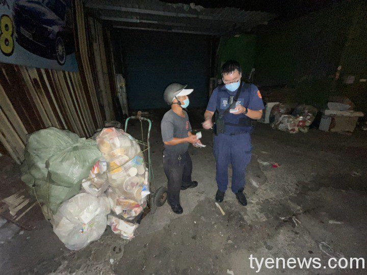 男子深夜騎車超載垃圾、資收物 重心不穩散滿路中央