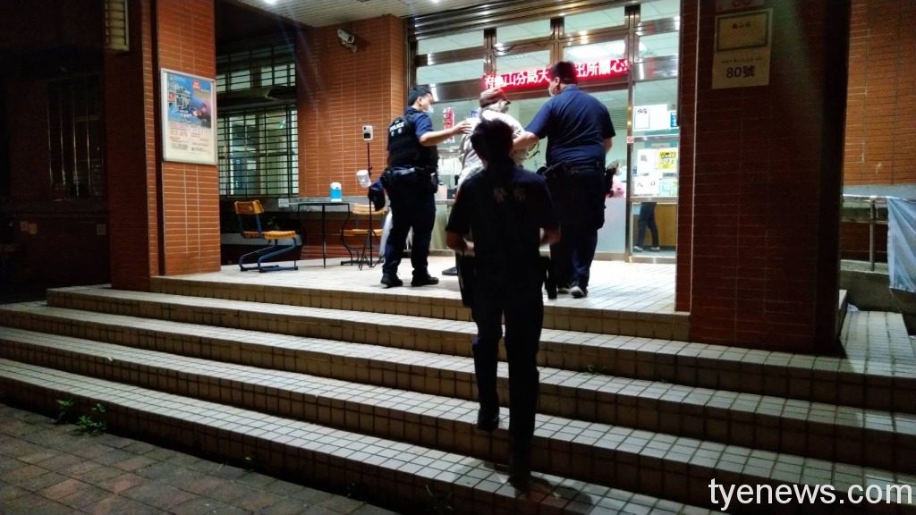 耄耋老翁深夜迷途 大埔所暖警助平安返家 S 17432805