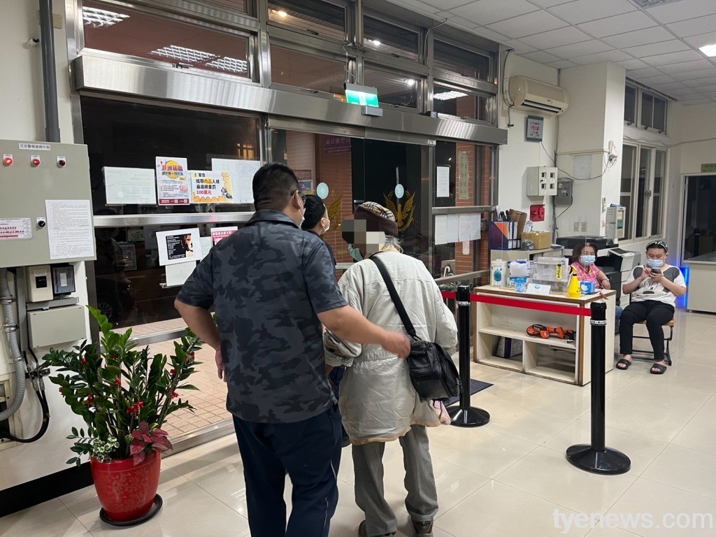 8旬失智翁深夜徘徊 龜警查身分助聯繫家屬