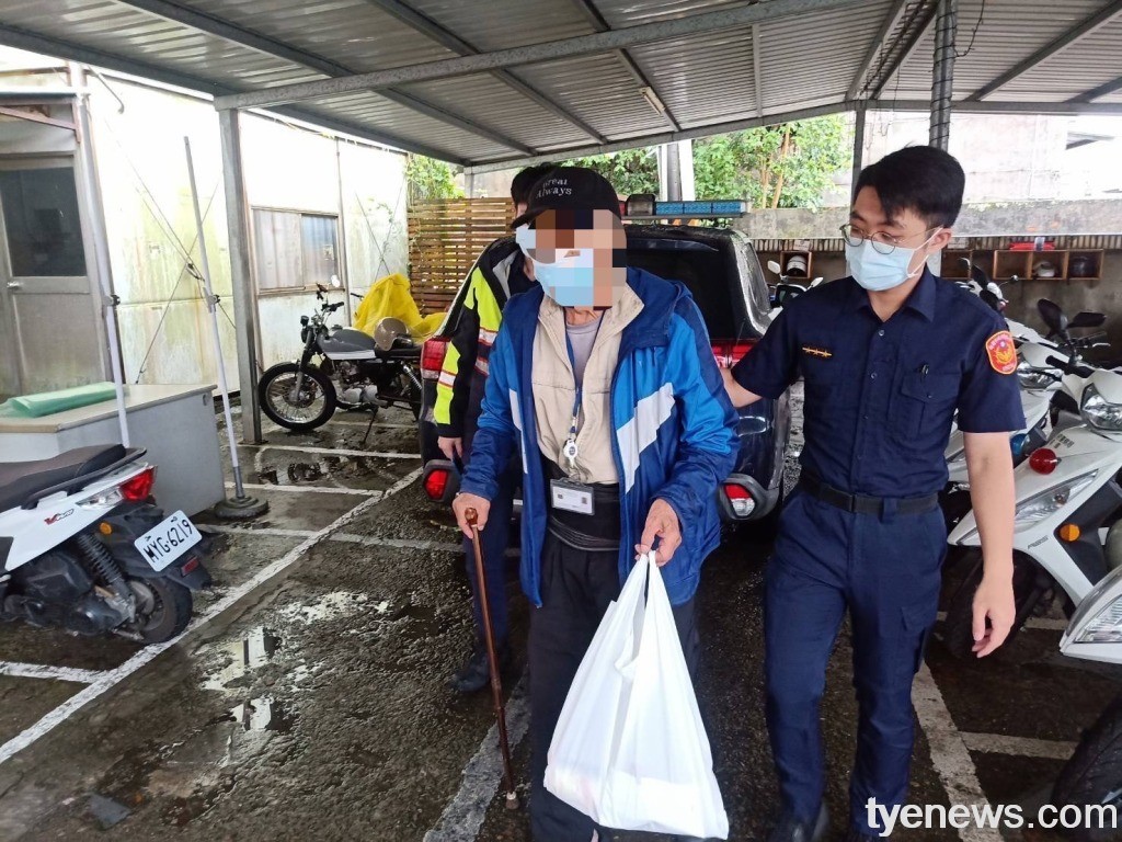 8旬失智翁雨中徘徊 龜警請里長「人臉辨識」助返家