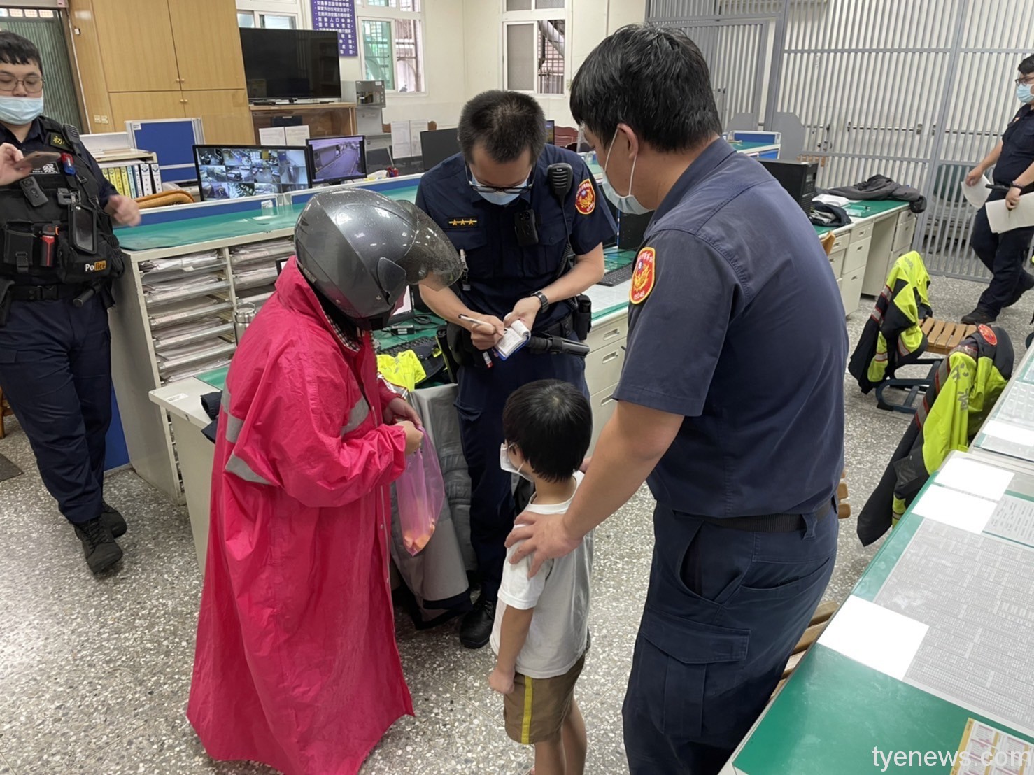 6歲童偷溜出門 龜警聯絡「綿羊班」導師助返家 S 17604660