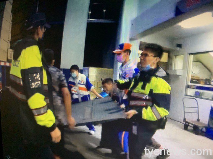 油壓尾門故障壓傷司機 龜山警反應迅速結合民力救援送醫