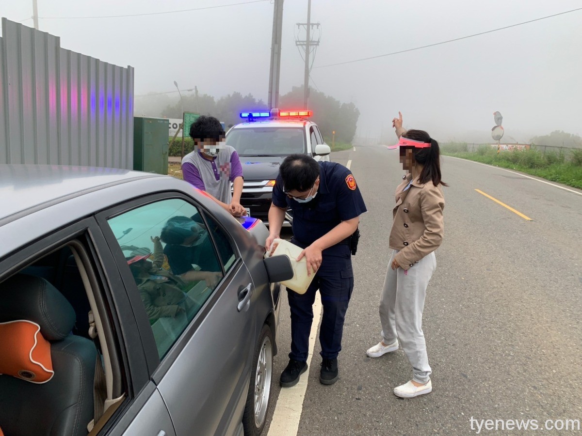難忘母親節!桃園女車輛熄火卡路中 暖警「加油」解圍 S 17818720