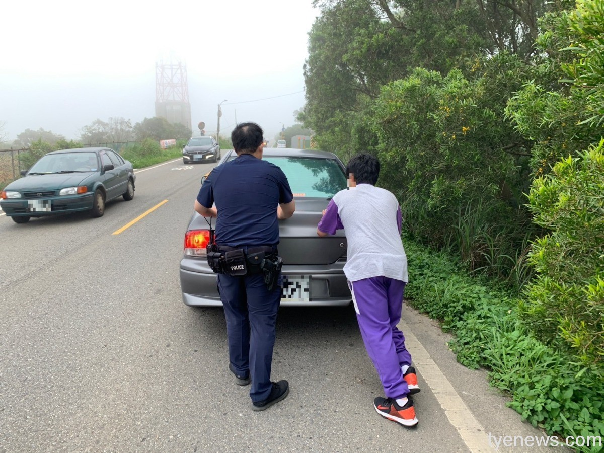 難忘母親節!桃園女車輛熄火卡路中 暖警「加油」解圍 S 17818721