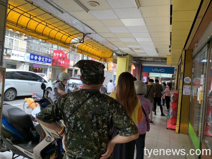 S__178487305 每間藥局配置數量有限,大批民眾在藥局前排隊等待。圖:諶志明攝