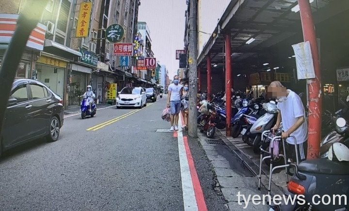 獨居中年男恍神佇路旁 文化所暖警協助果腹送回家 S 17850416