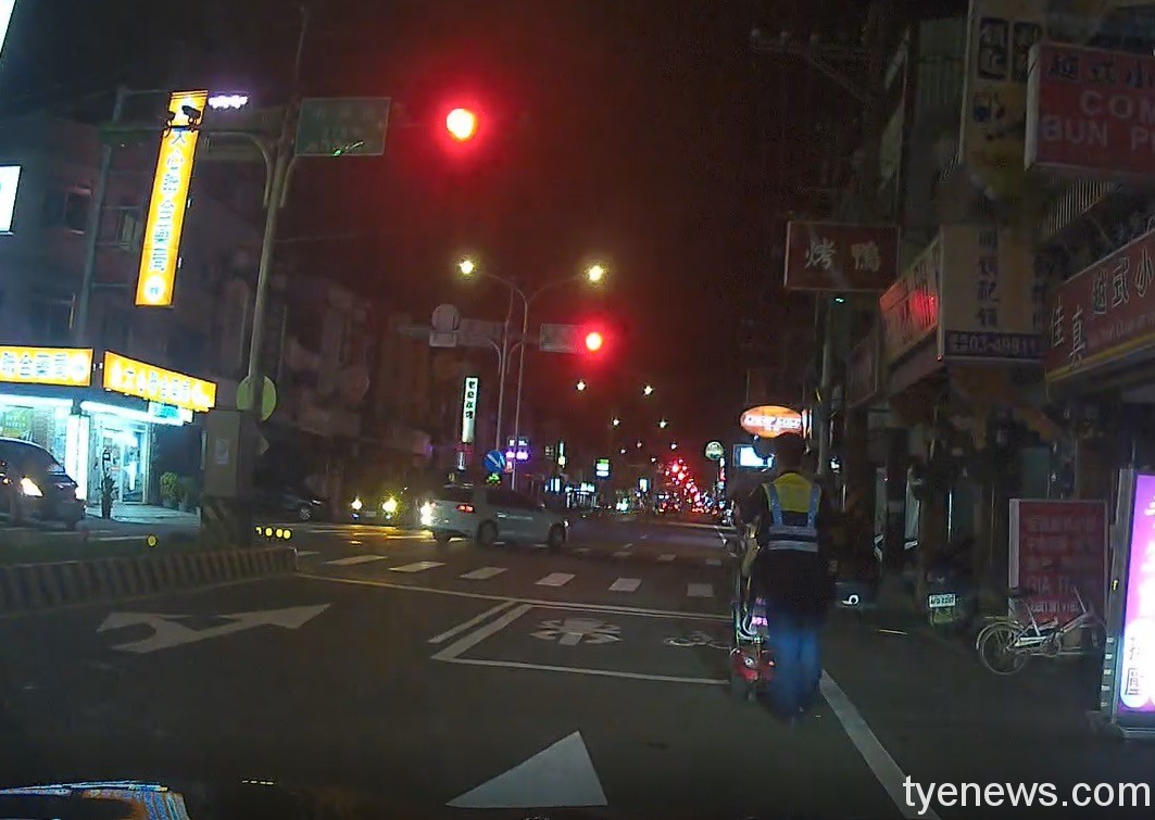 深夜推車3小時遇暖警救援 龍潭肢障男感動泛淚 S 17915914