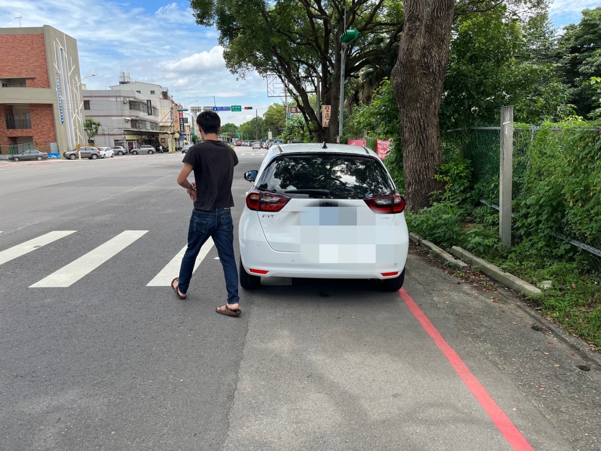 【有片】兩幼童確診等不及救護車父求助 警車開道送醫