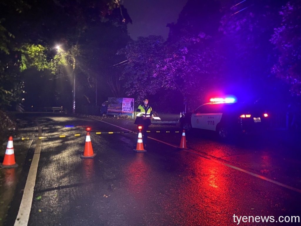 連日豪雨土石鬆動路樹倒雙向封閉 龍潭警交管排除路障 S 17949111