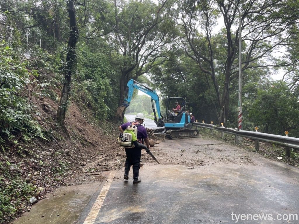 連日豪雨土石鬆動路樹倒雙向封閉 龍潭警交管排除路障 S 17949114