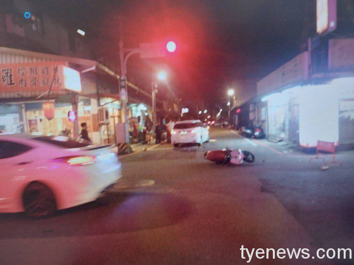 【有片】龜山騎士衝上轉彎車「彈」坐擋風玻璃 網譏:你搭錯車了 S 181010451